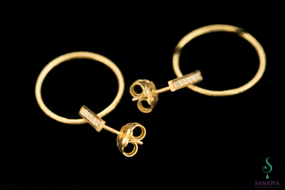 Gold-plated and circular earrings and swab with zirconia