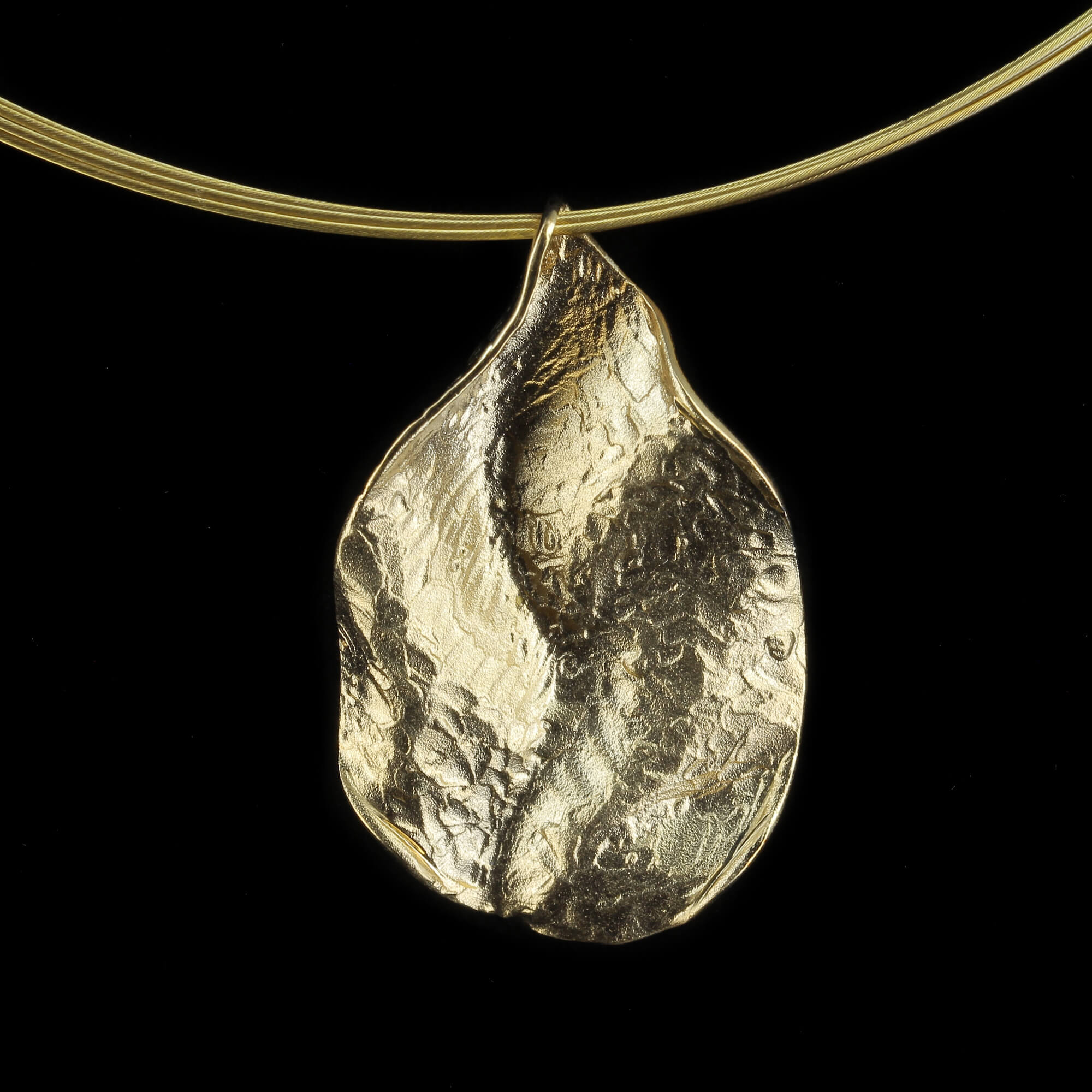 Small gold plated and wavy leaf hanger; without chain