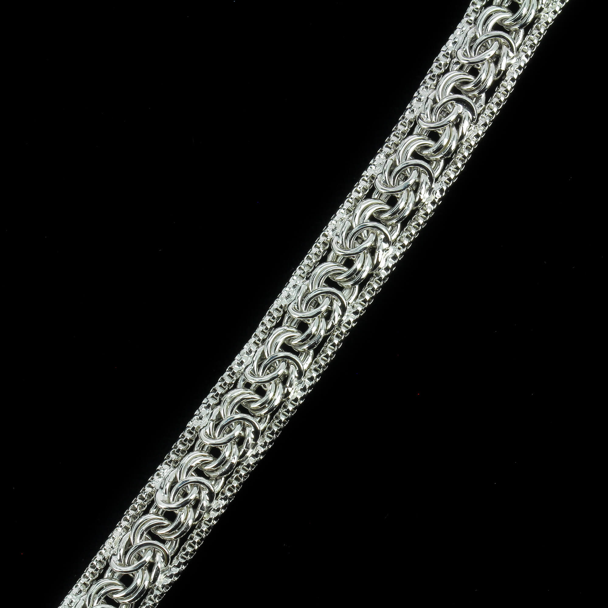 Bearbeitetes silbernes Königsarmband