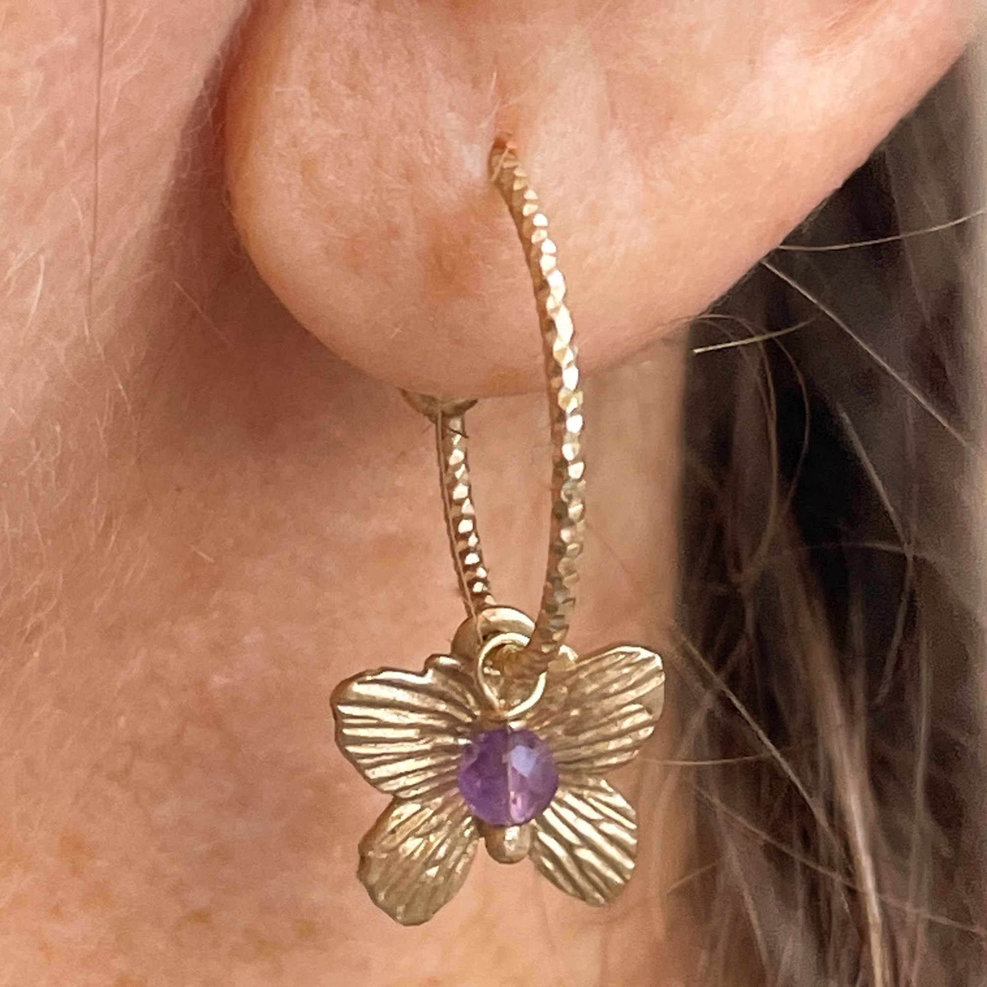 Gilded creole with a butterfly and an amethyst