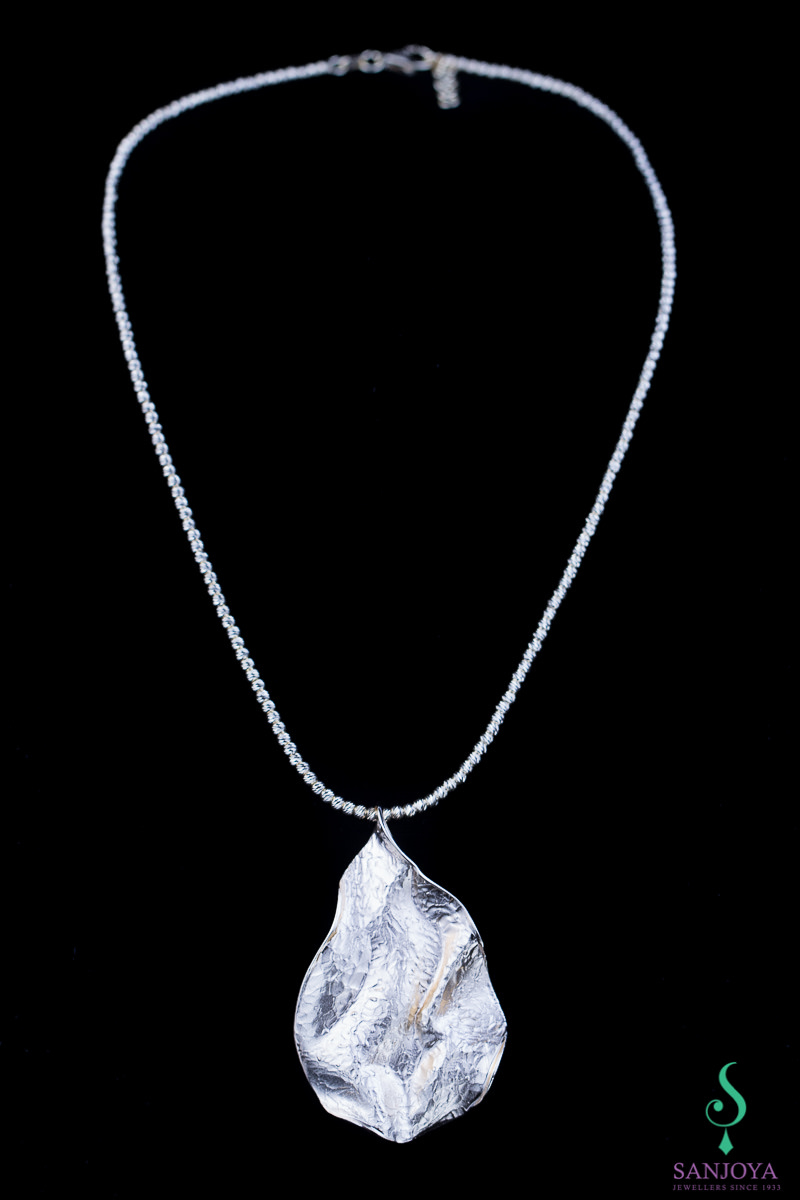 Silver wavy leaf pendant