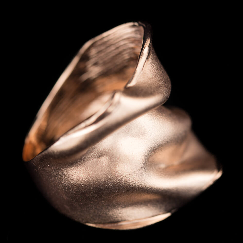 Matte and lightly folding rosé ring with polished edge 18 kt