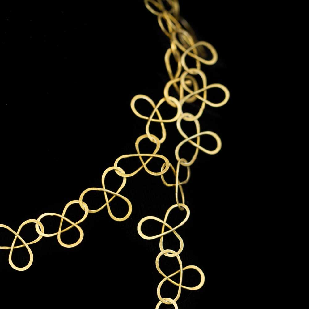 Chic processed and long gold-plated chain