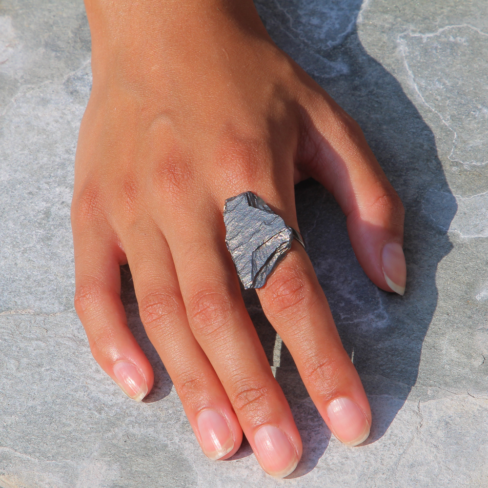 Stone-shaped ring in dark grey plated sterling silver