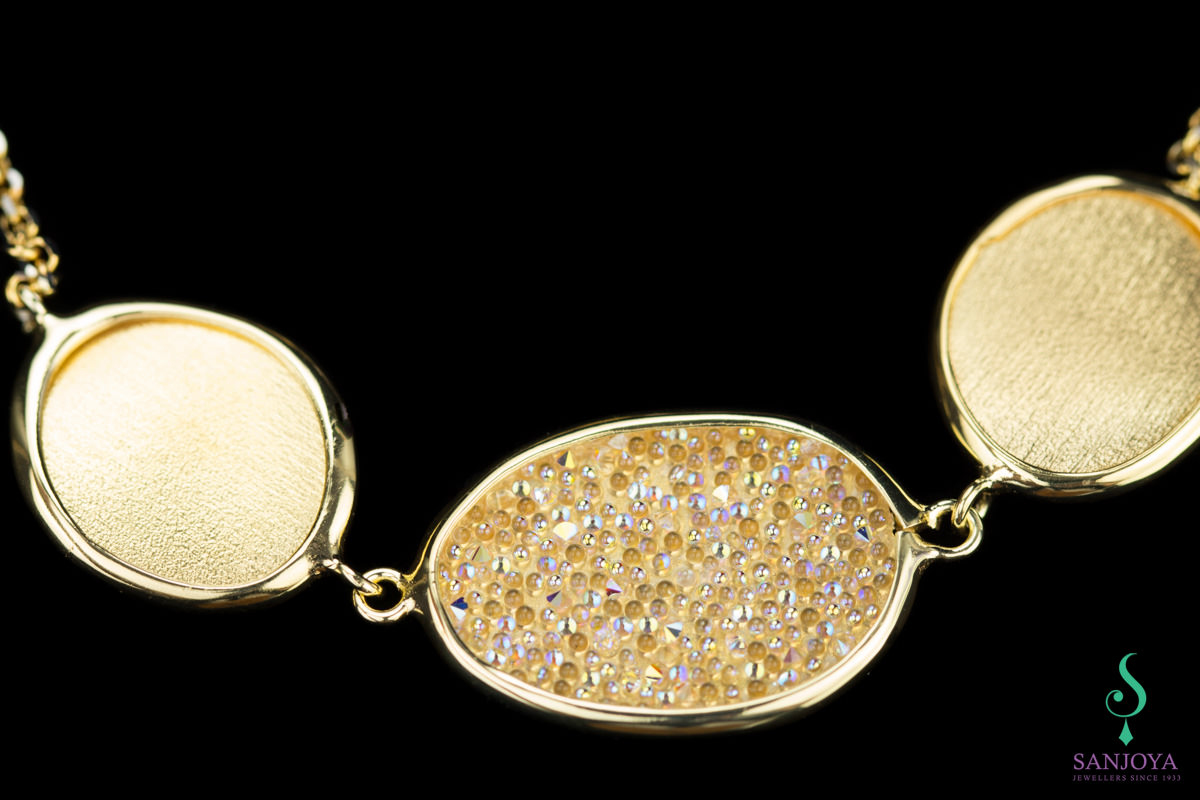 Gold plated bracelet with sparkles