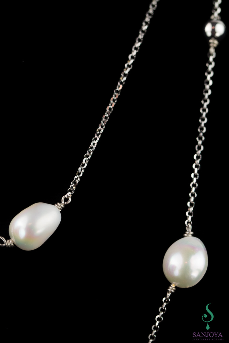 Long necklace of silver with pearls and zirconia