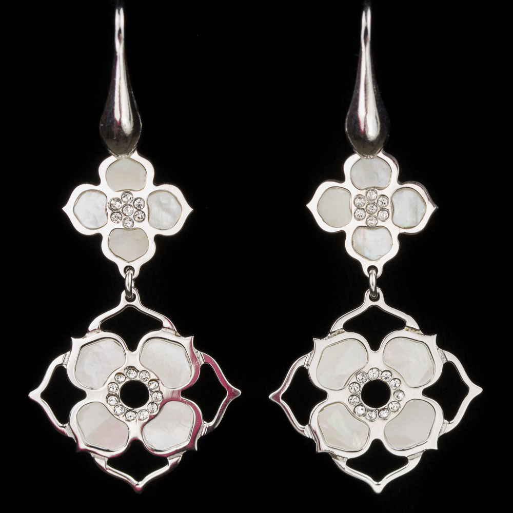 Zilveren oorbellen met 2 bloemetjes van parelmoer