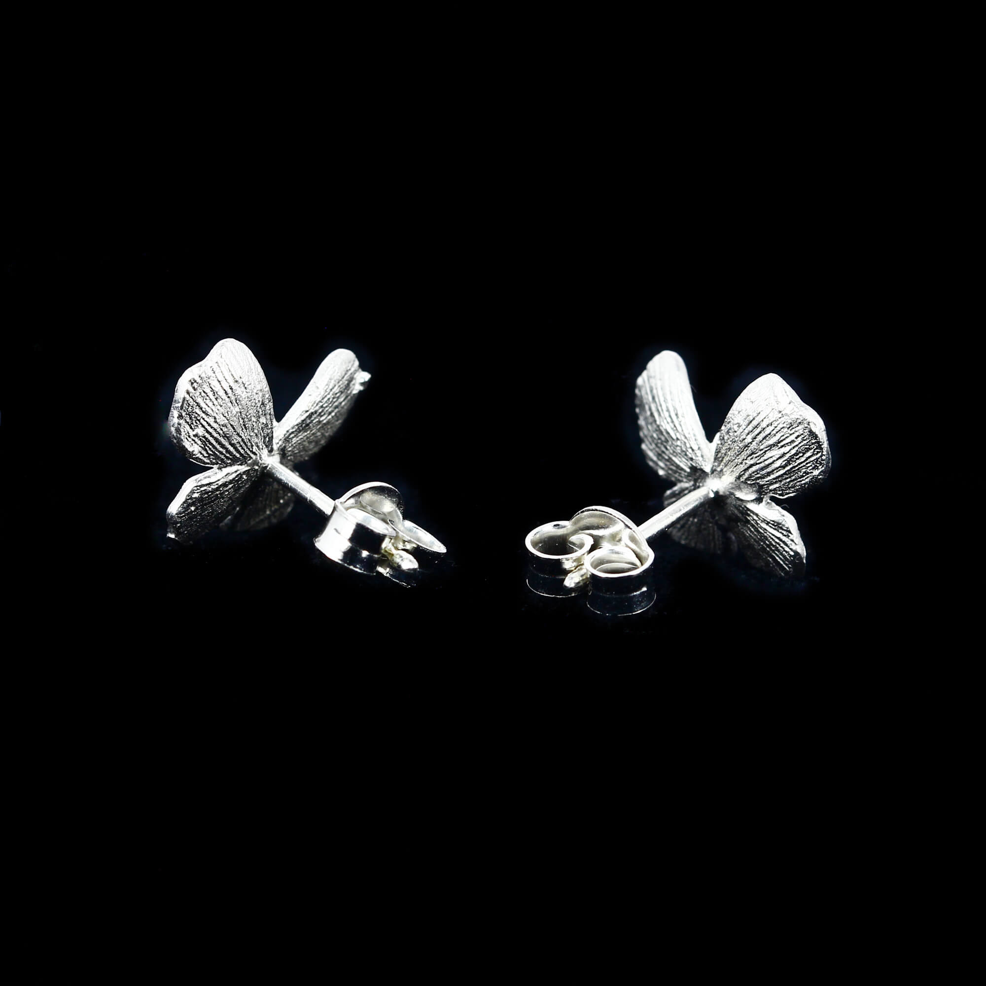 Silberne Mini -Schmetterlingsohrringe