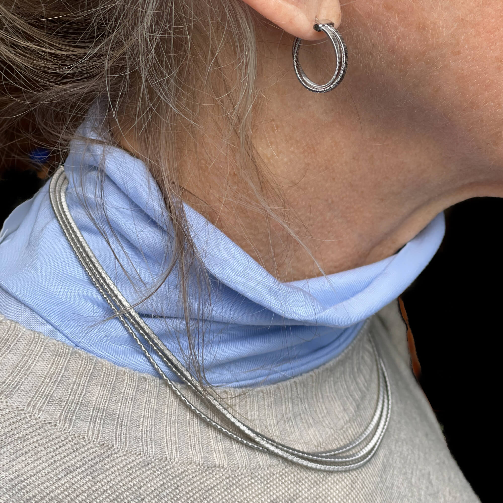 Nice 3 twirl and ribbed necklace from sterling silver, 42 cm, with a beautiful lock. Nice to combine with the matching Sanjoya bracelet, ring and earrings