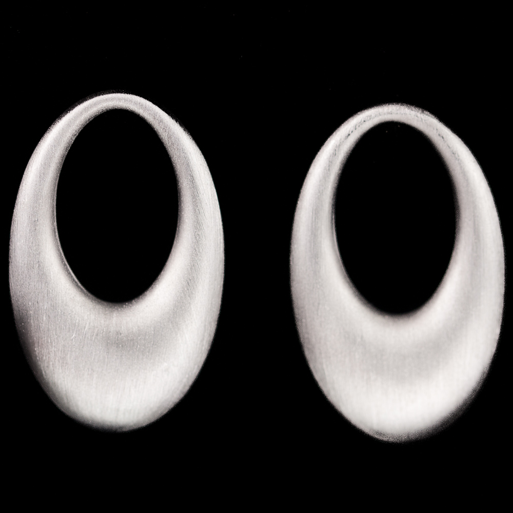 Mat zilveren en ovale Sanjoya oorbellen