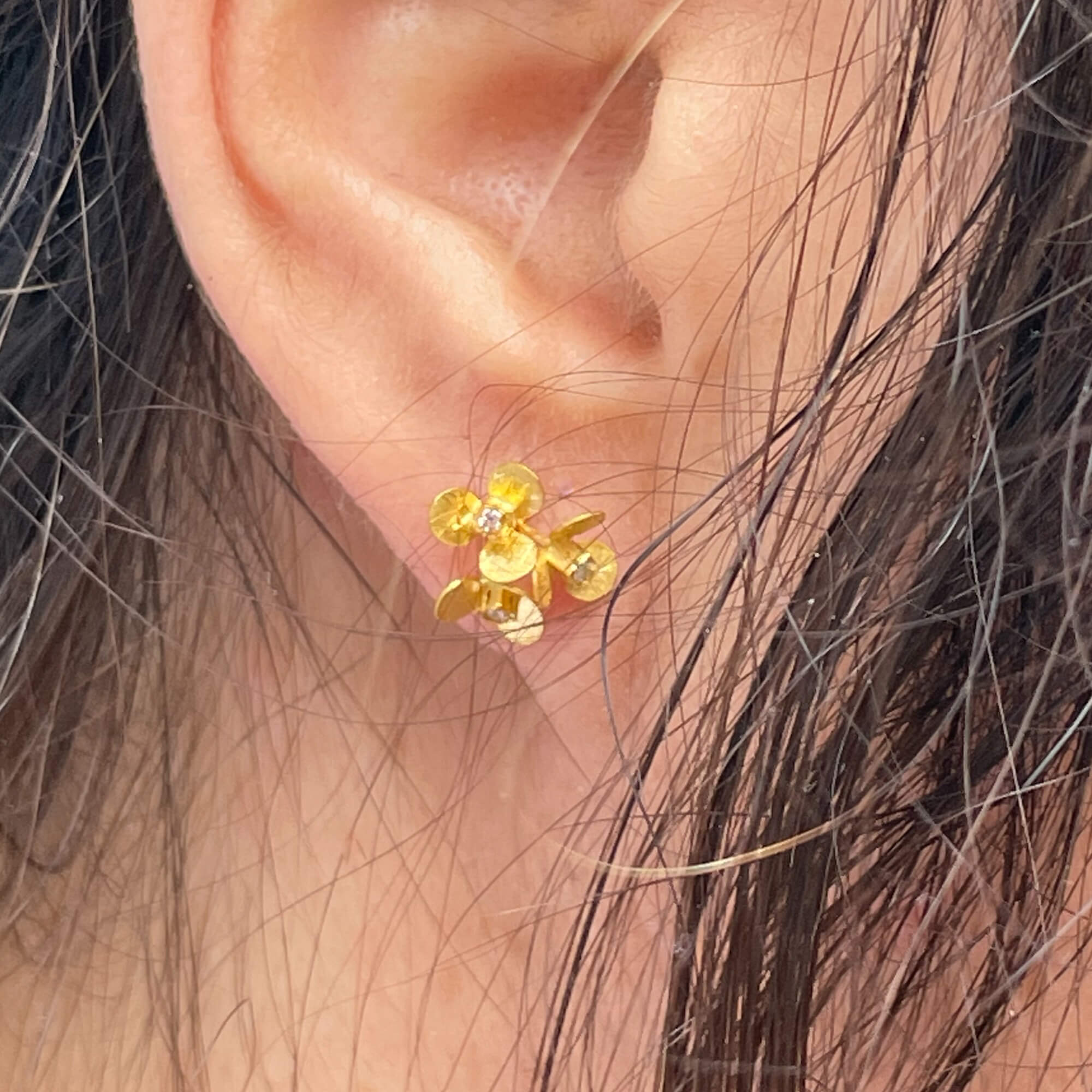 Gouden bloemoorbelletjes van 18kt met een diamantje