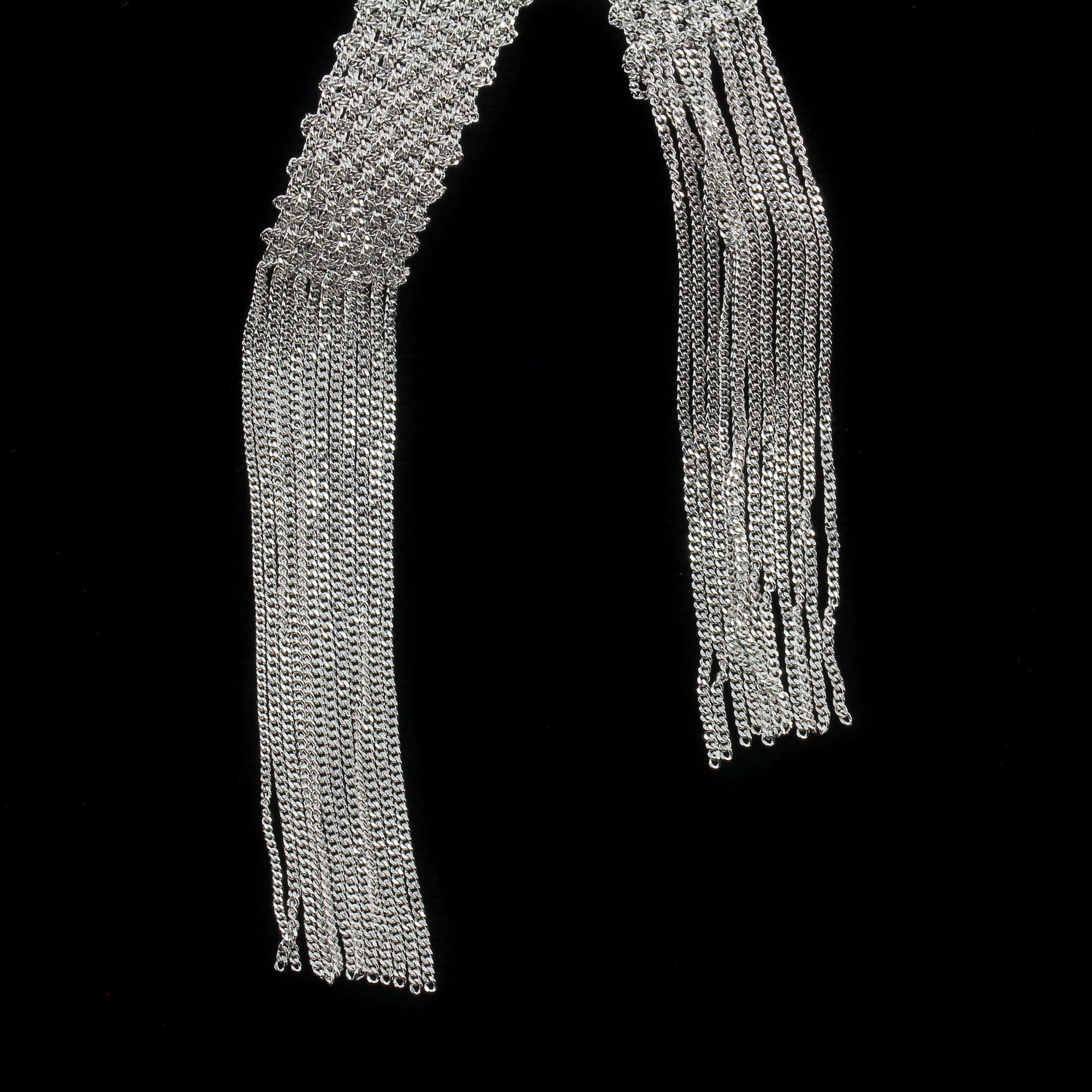 Silver scarf of interwoven chains