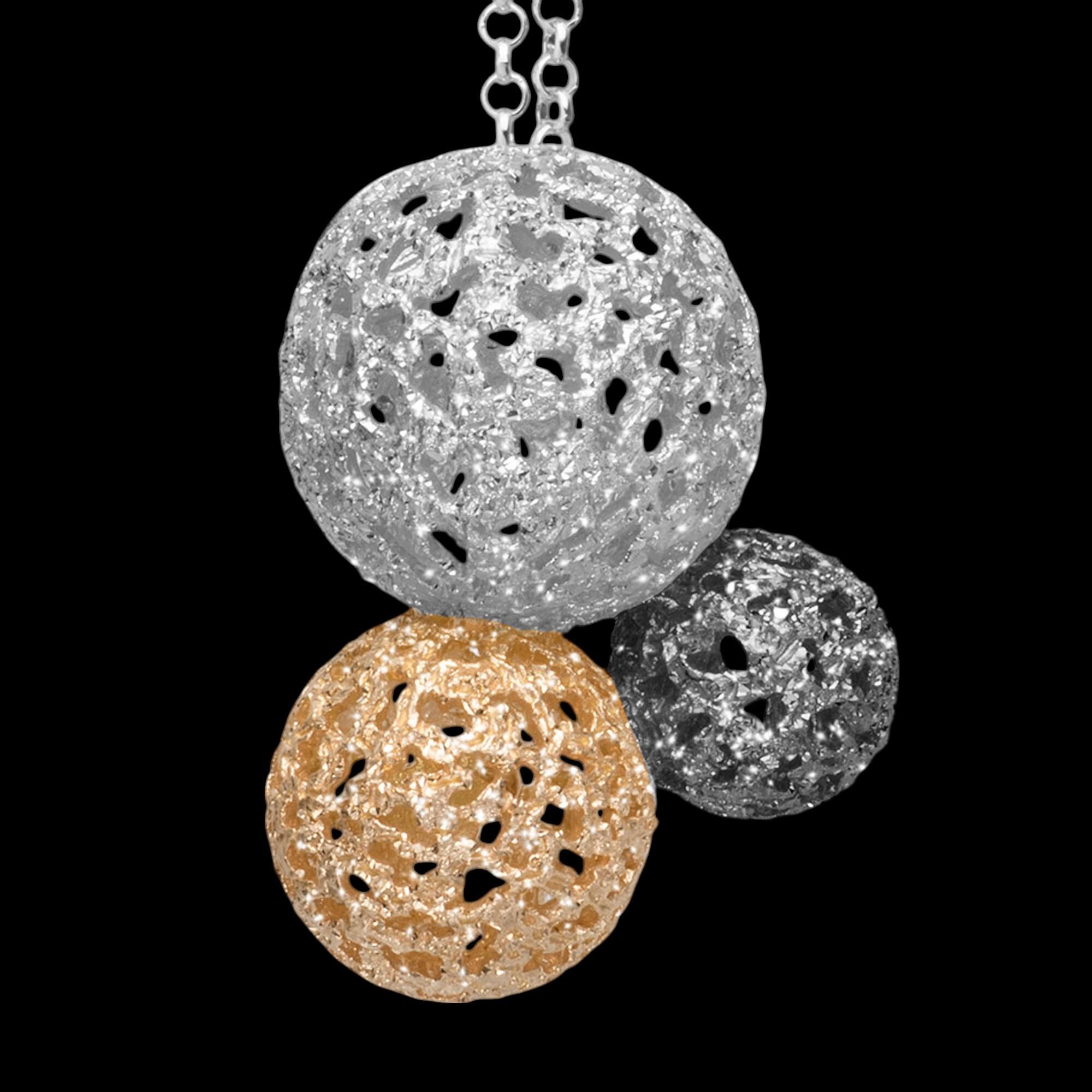 Driekleurige hanger met drie bolletjes en ketting