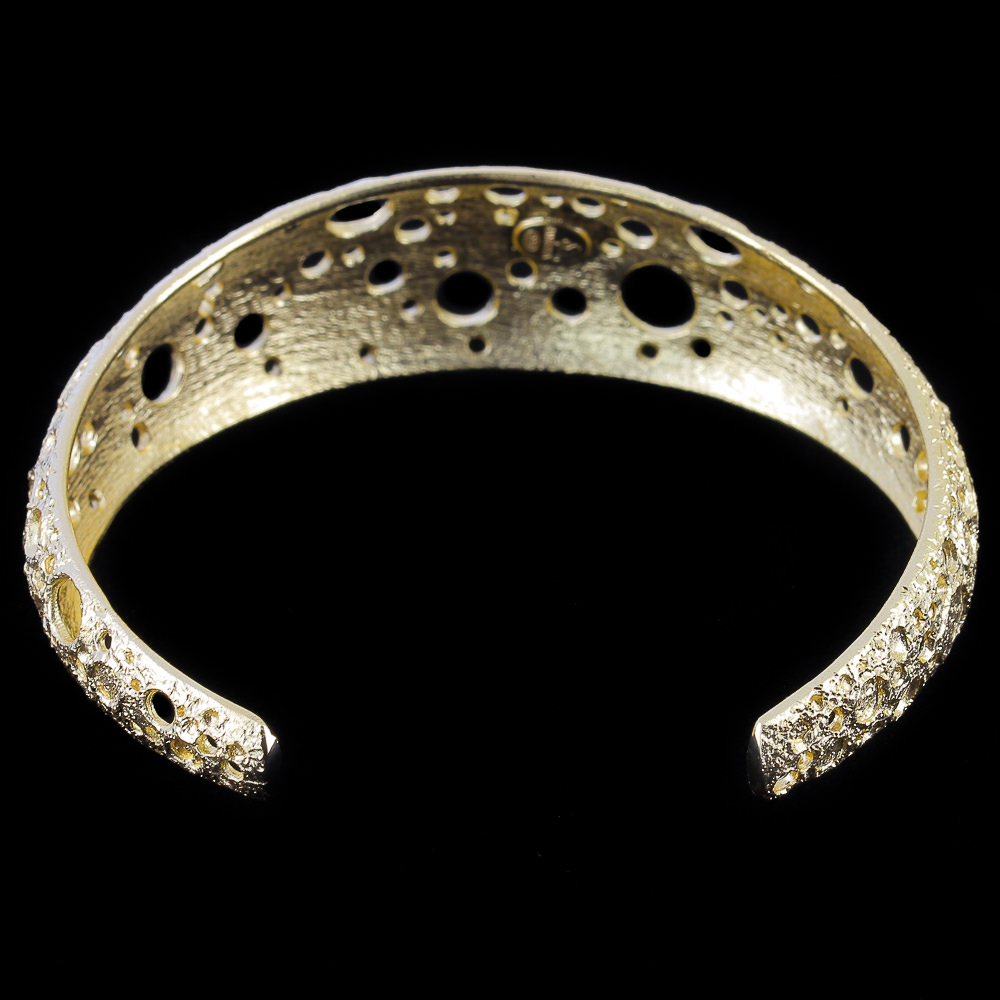 Narrow and gold-plated bracelet with crafted glare