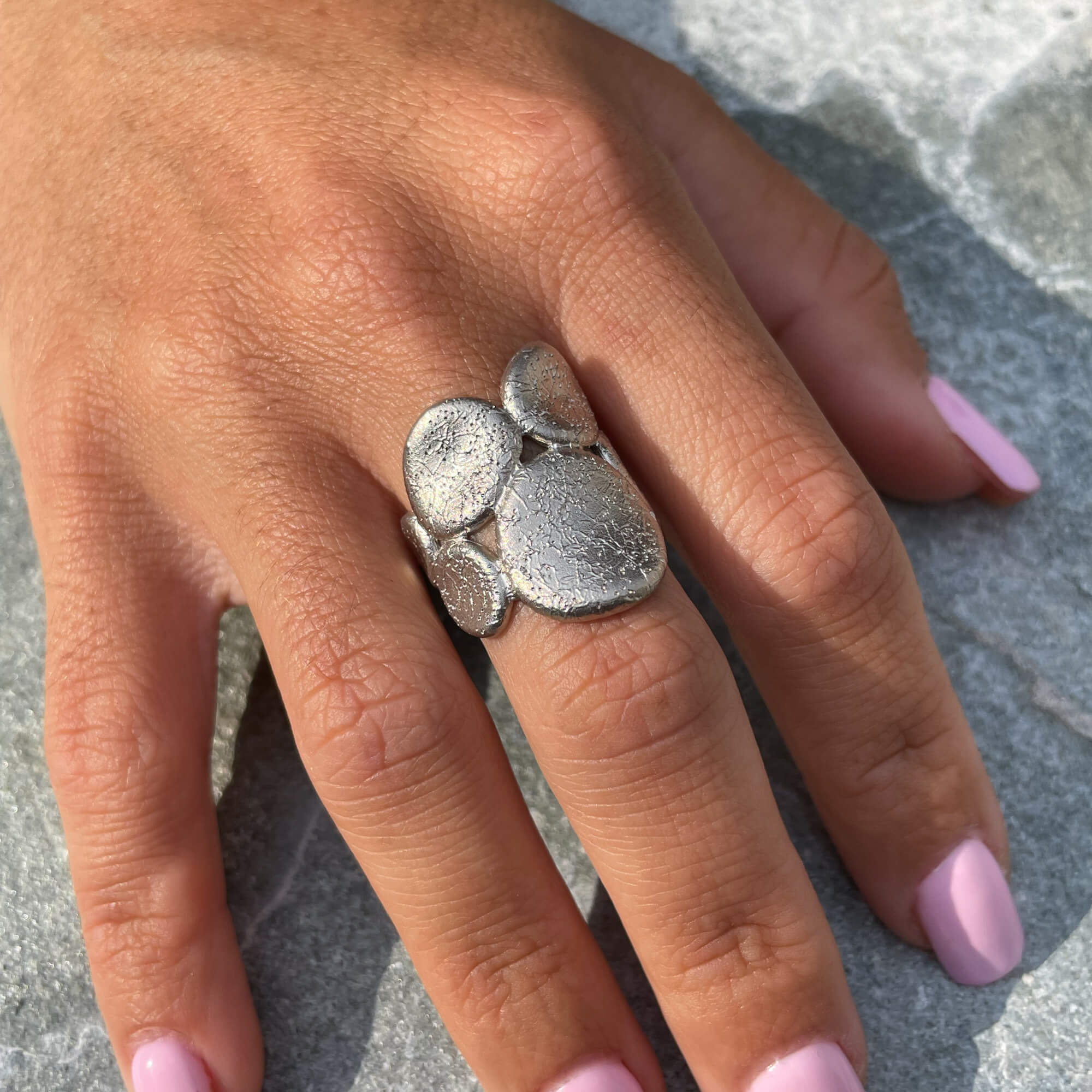 Bague en argent avec finitions de forme ovale