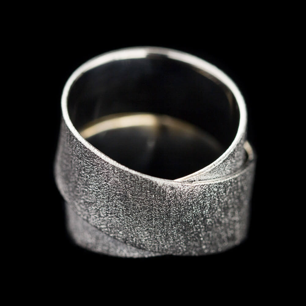 Bewerkte donkergrijze oorbelletjes van sterling zilver