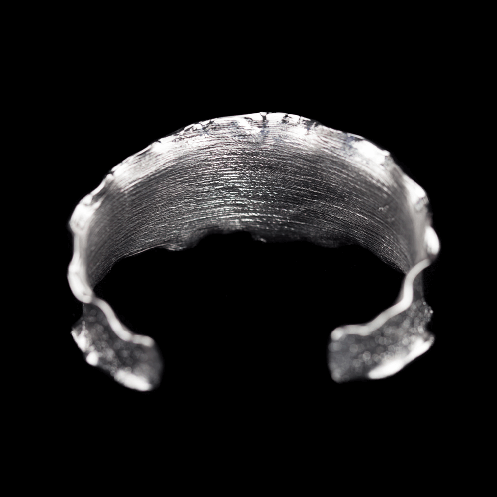 PRE1117002 - Zilveren golvende slavenarmband met boordje, gediamanteerd