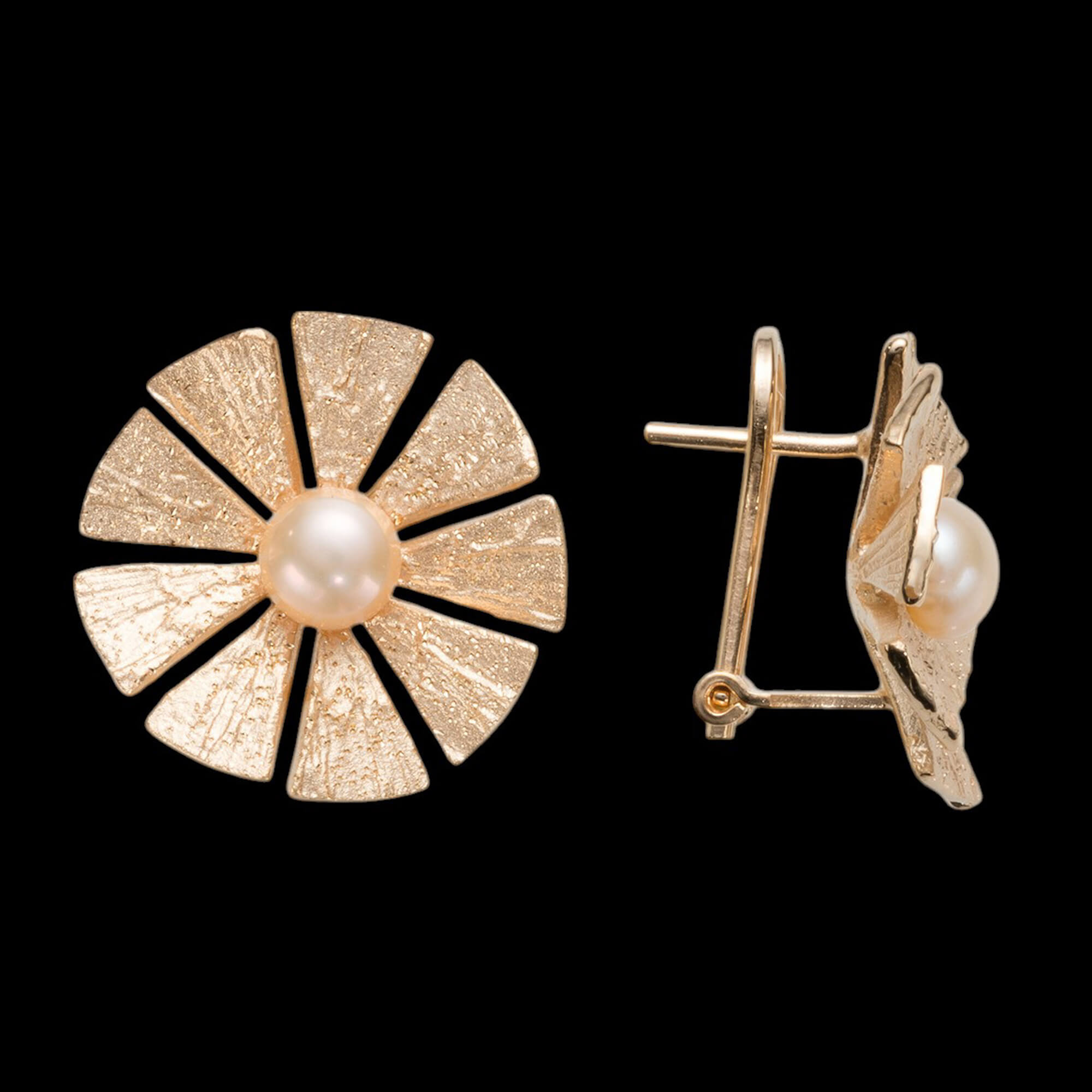 Bearbeitete vergoldete Ohrringe mit einer Perle