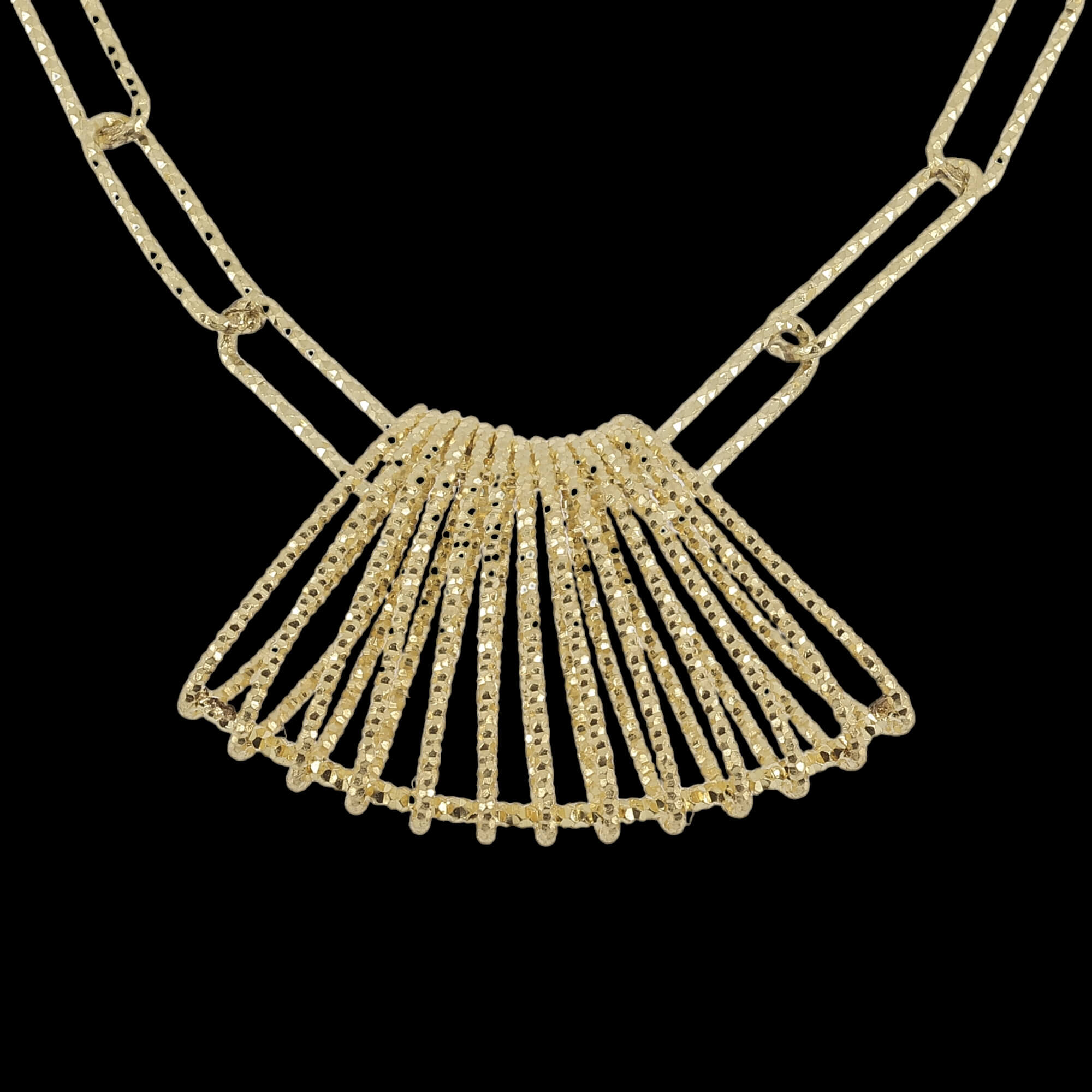 Gold chain made of 18kt gold with a decorated pendant