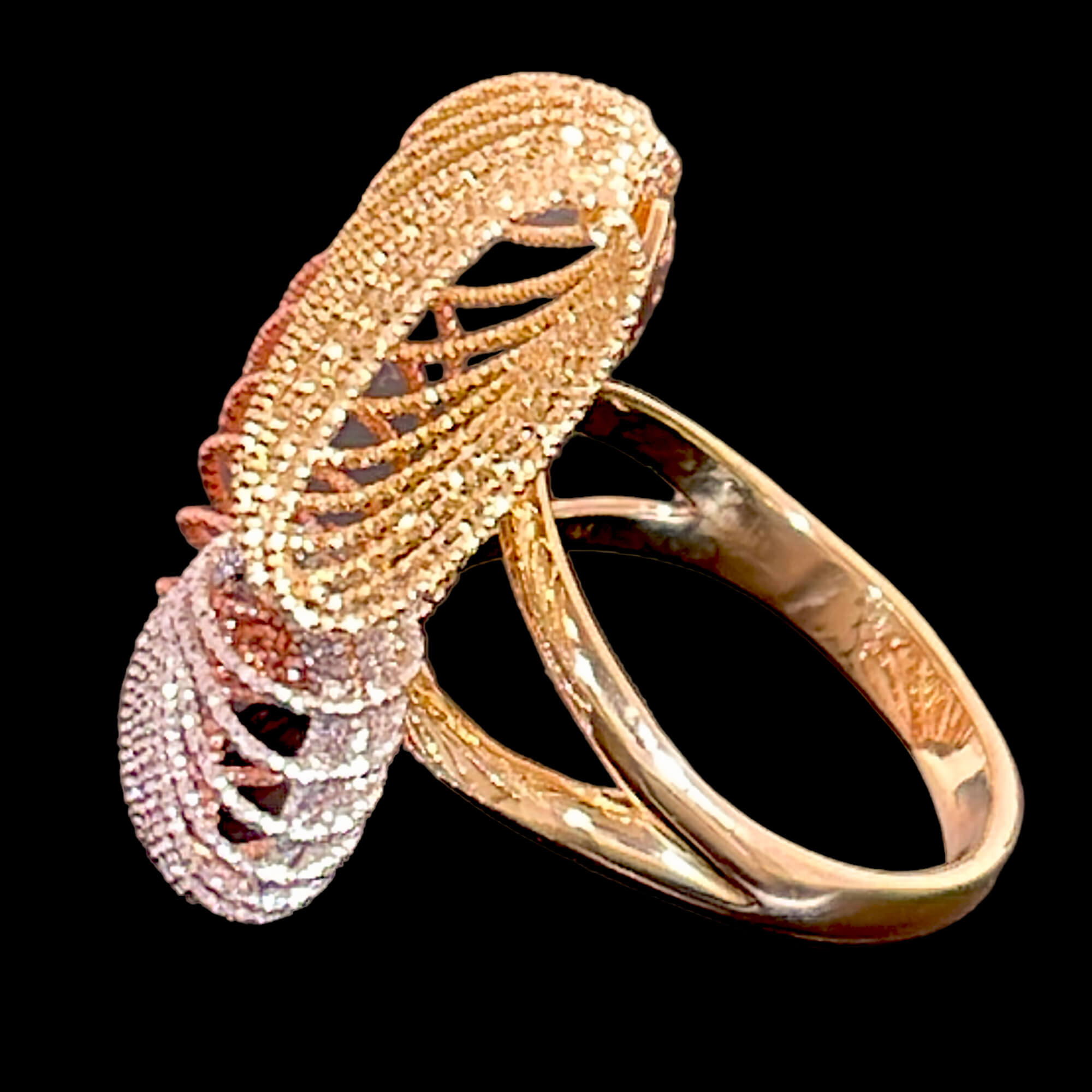 Worked three-color ring made of 18kt gold