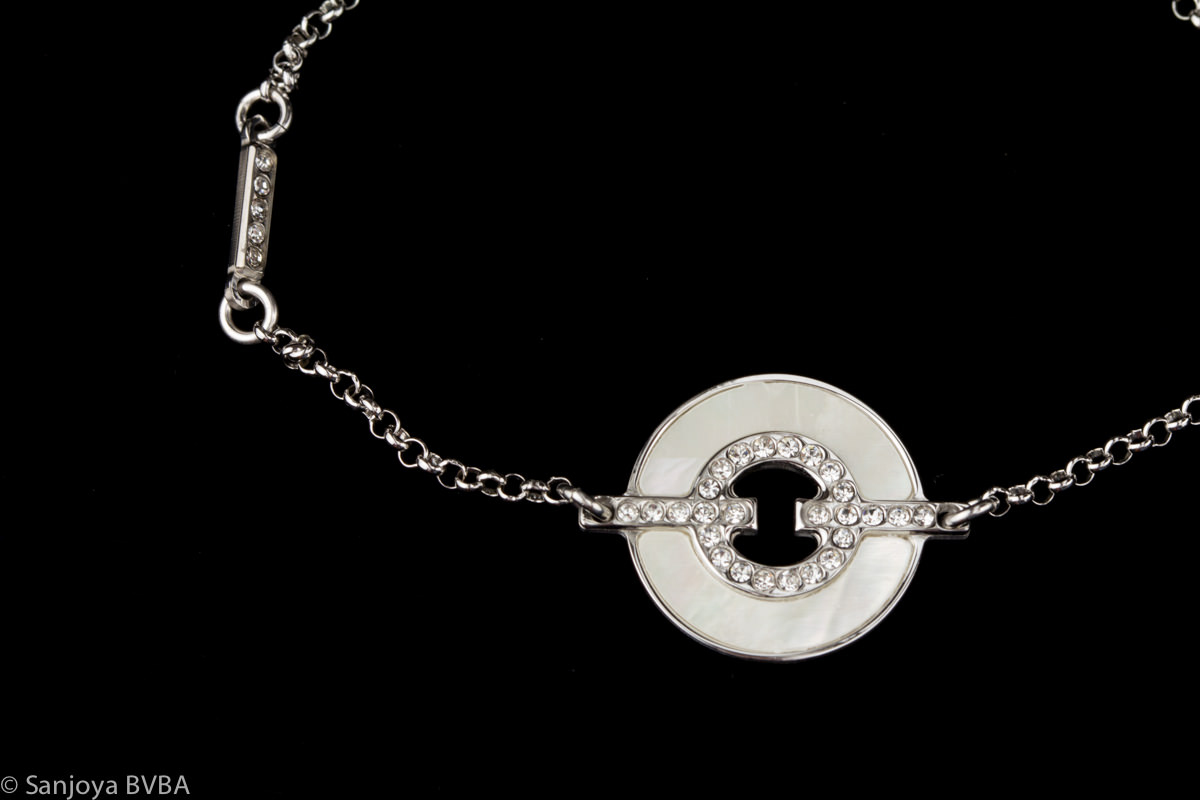 Small bracelet with circle in mother of pearl