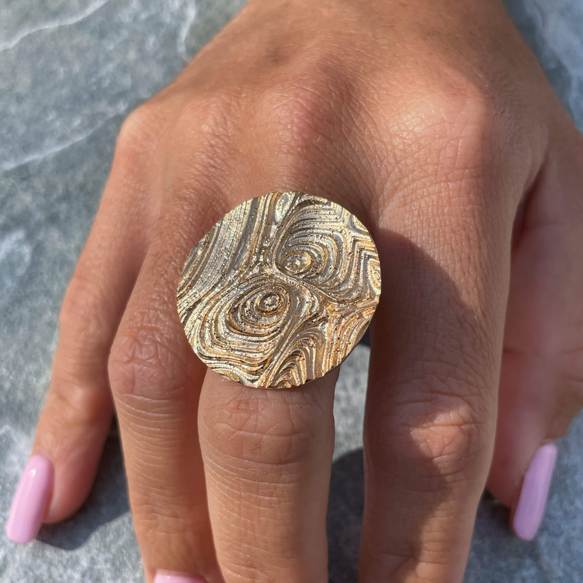 Decorated round ring of gold-plated silver