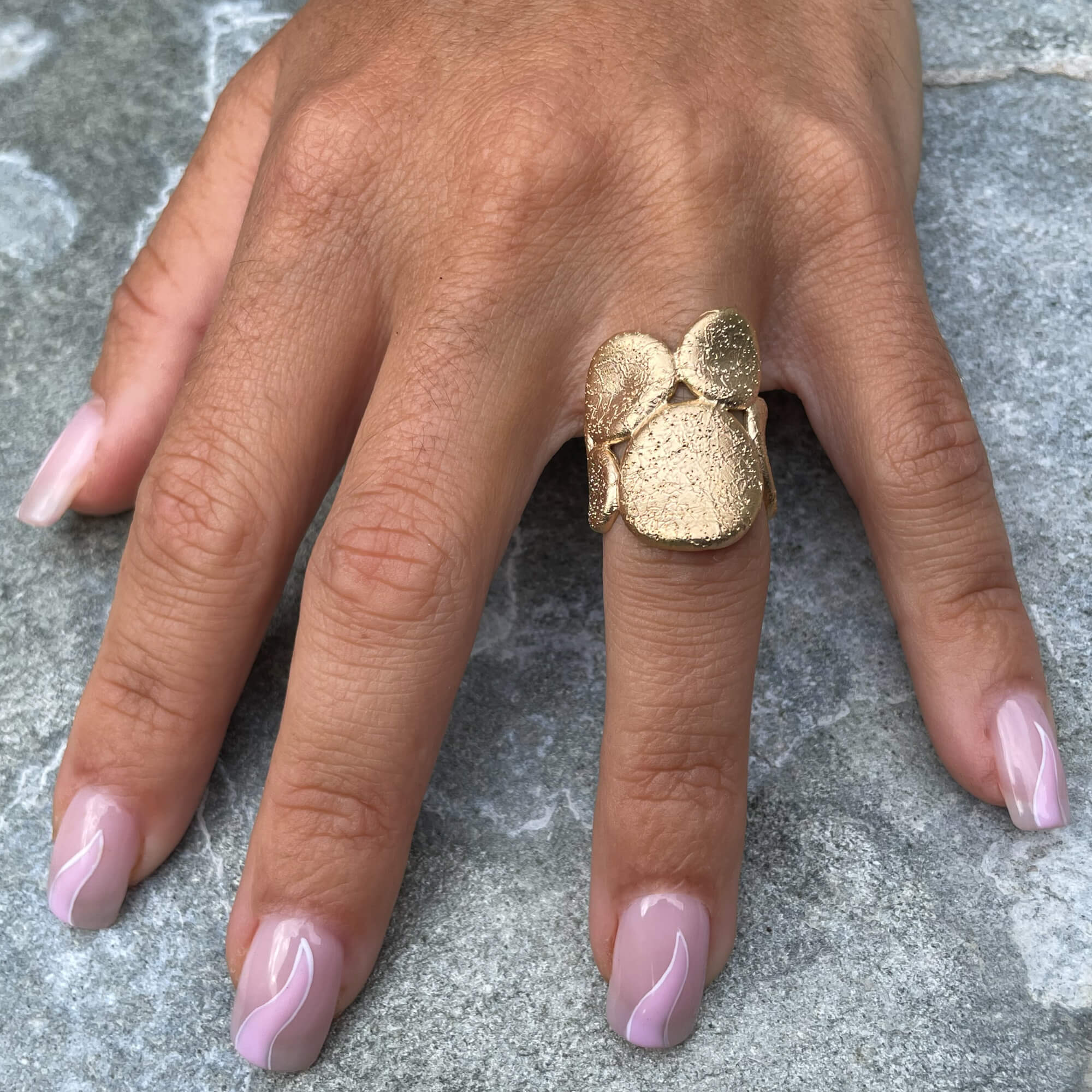 Gold-plated ring with oval-shaped details