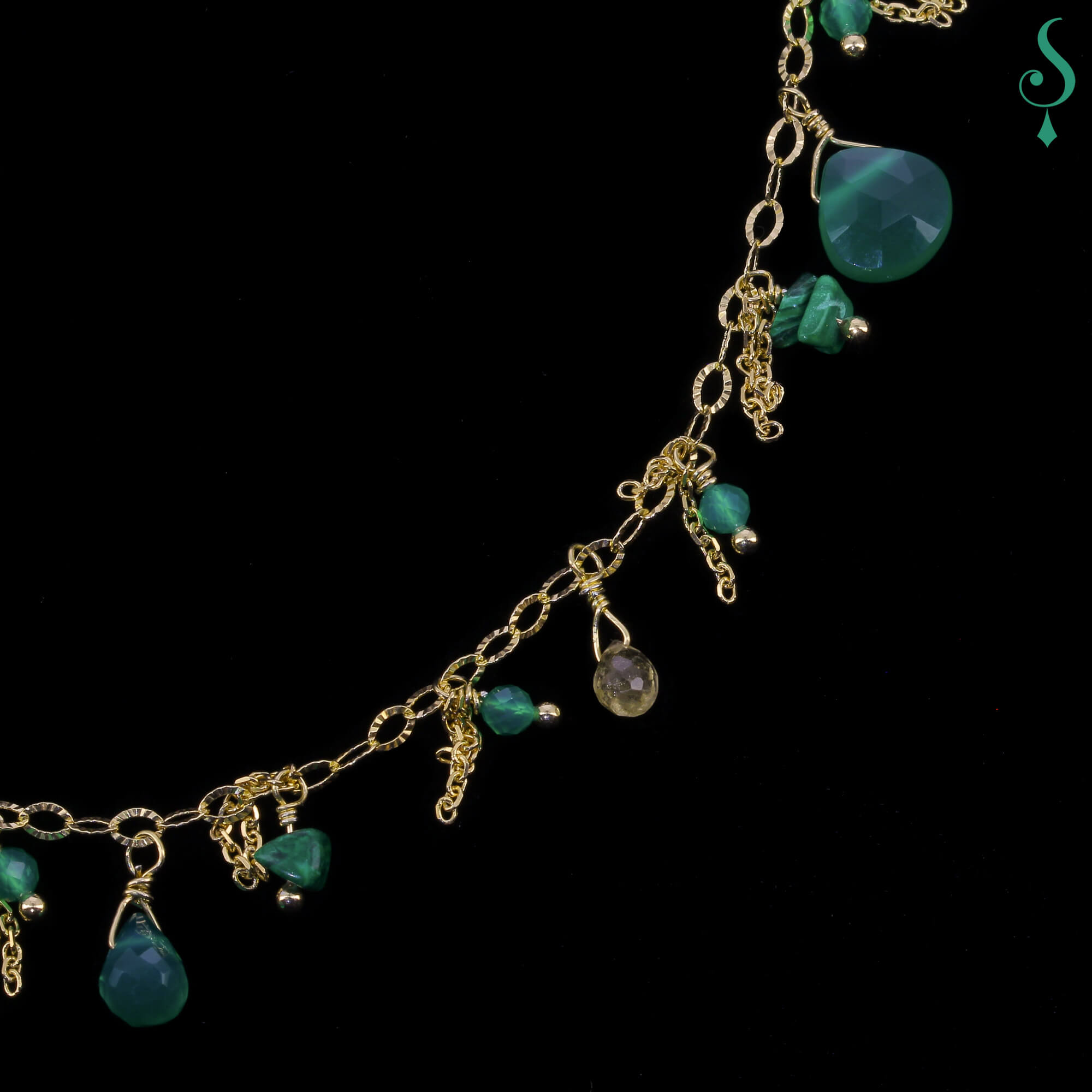 IS0421001 - Lange vergulde ketting met groene edelstenen