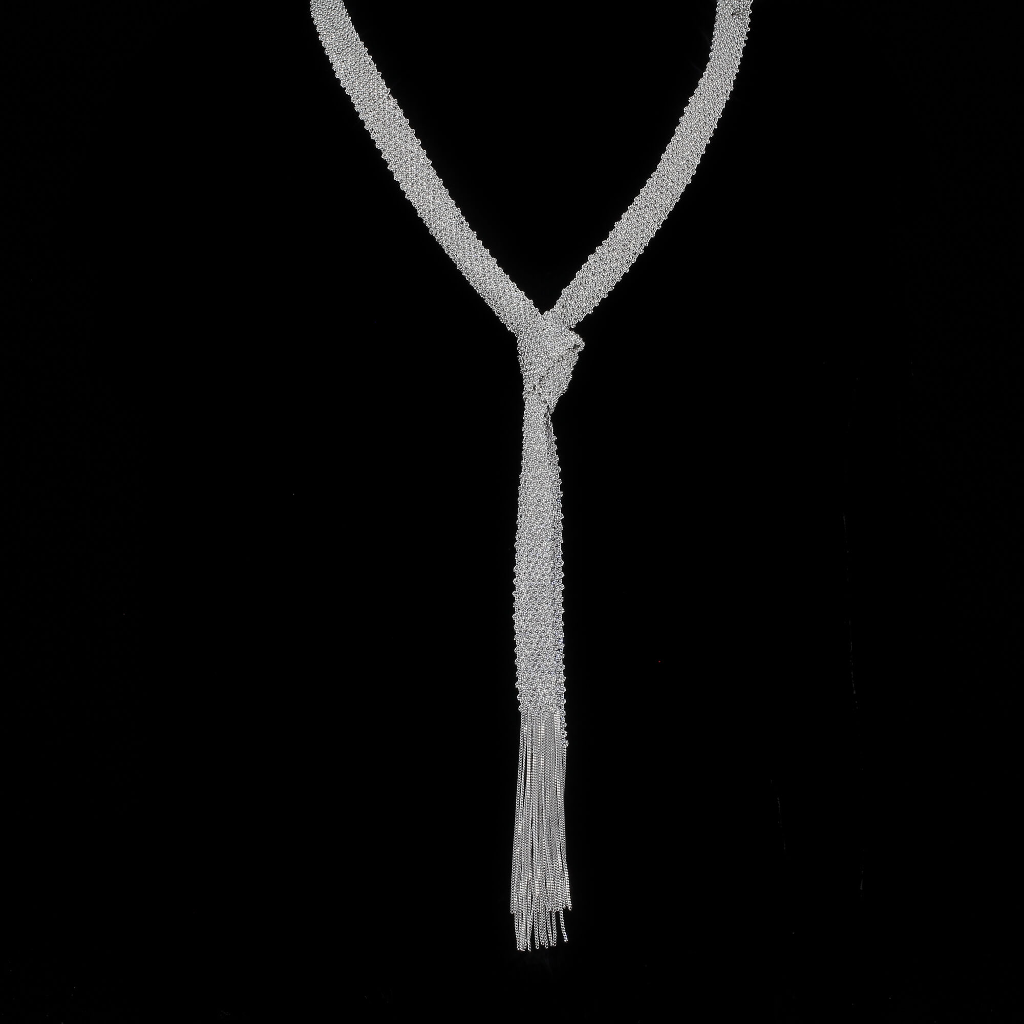 Silberner Schal aus ineinander verwobenen Ketten