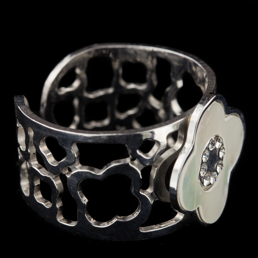 Silver flower-shaped ring. mother-of-pearl and zirconia