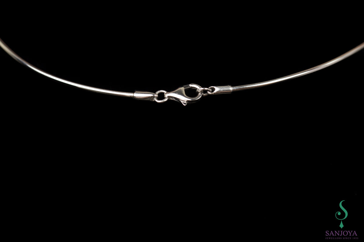 Rigid silver necklace with pendant of matt circles