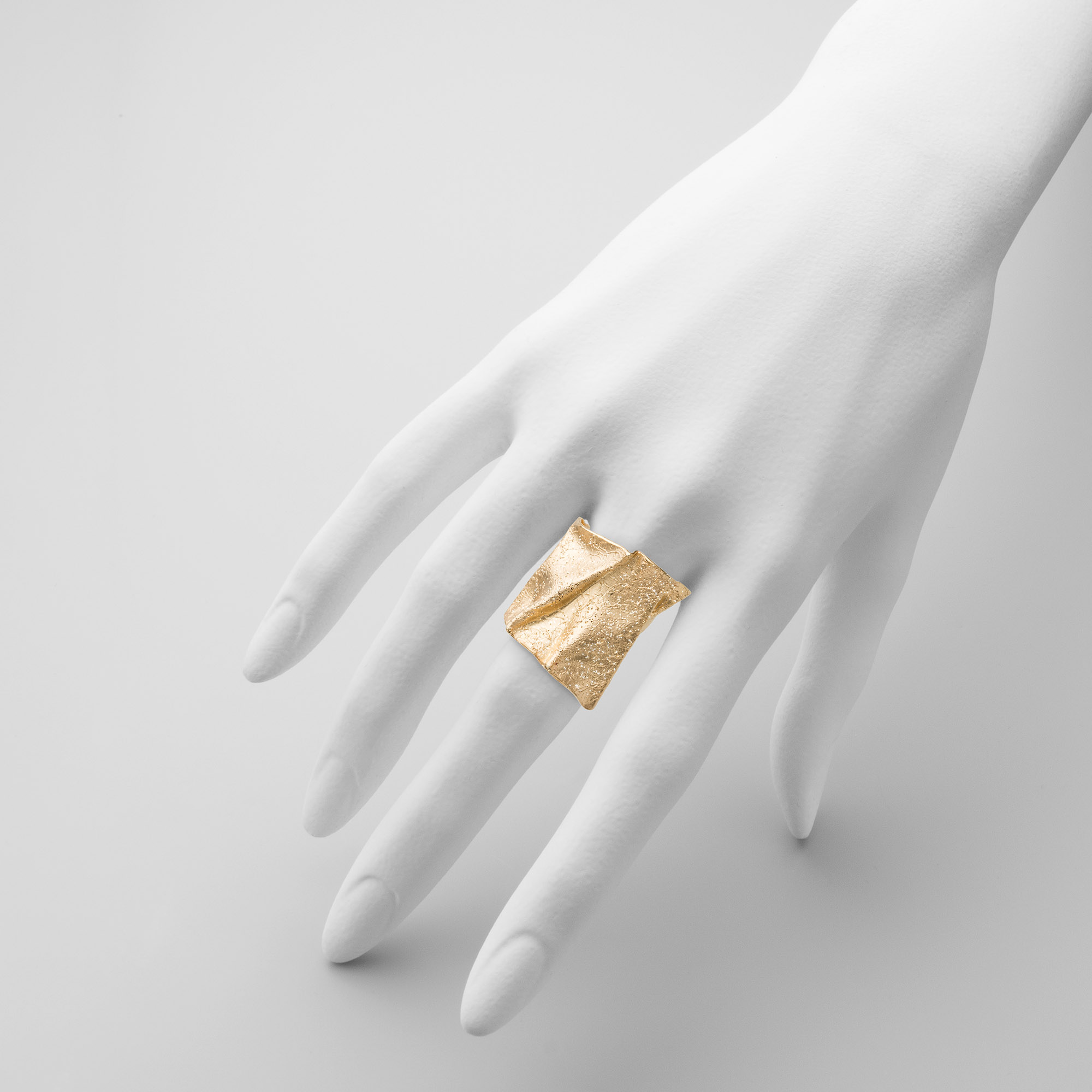 Schitterende vergulde brede en gevouwen ring Schitterende vergulde brede en gevouwen ring
