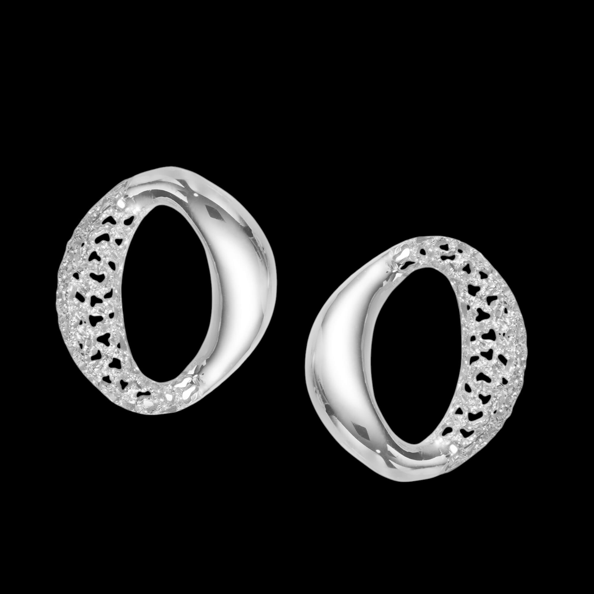 Zilveren  schakeloorbellen met deels kantbewerking