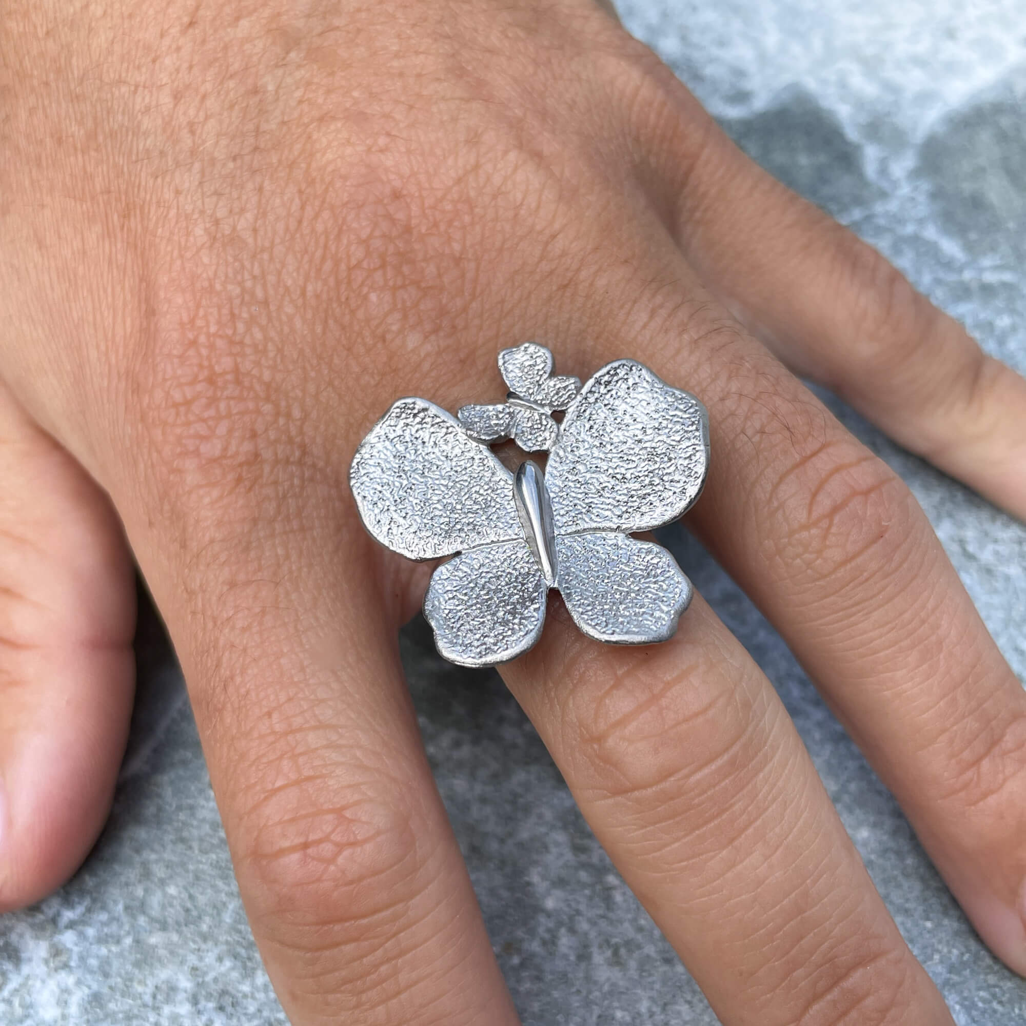 Belle et grande bague papillon en argent