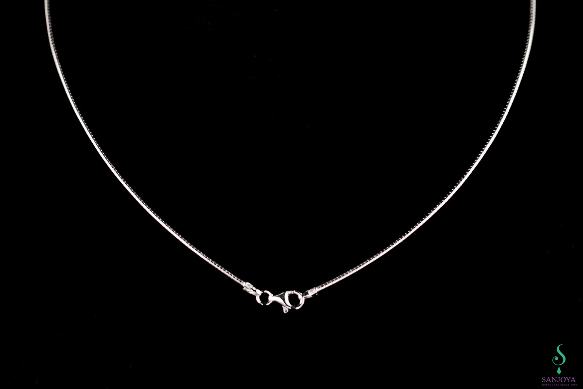 18ct white gold necklace; diamond- and without chain