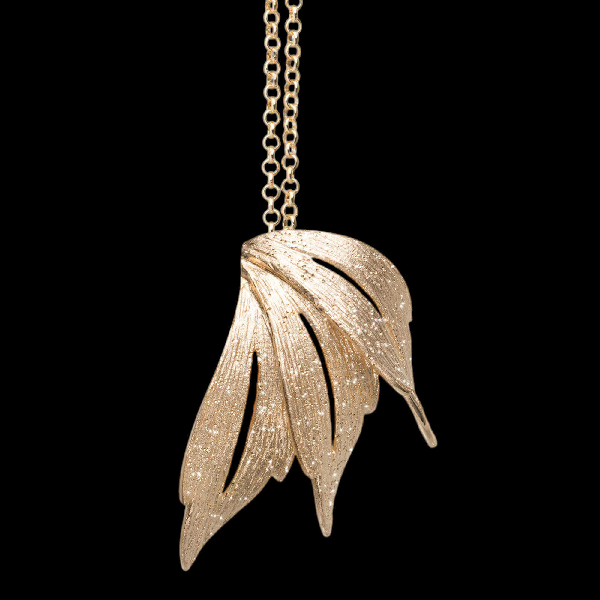 Pendentif plaqué or en forme de feuille Pendentif plaqué or en forme de feuille