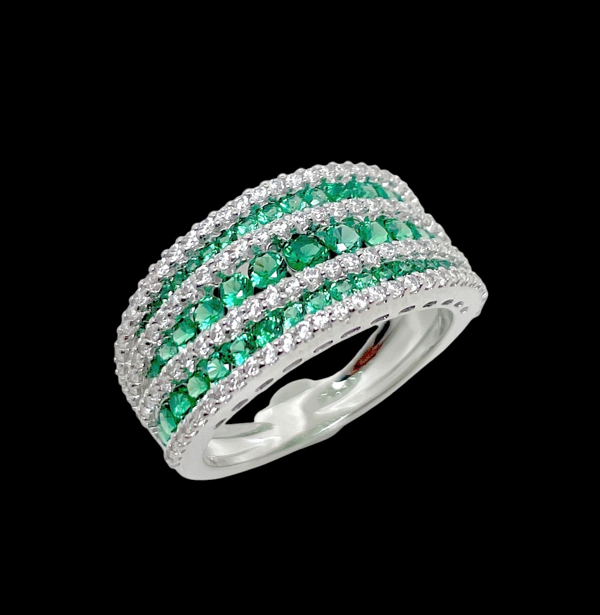 18kt Weißgoldring mit drei Reihen Smaragden und Diamanten