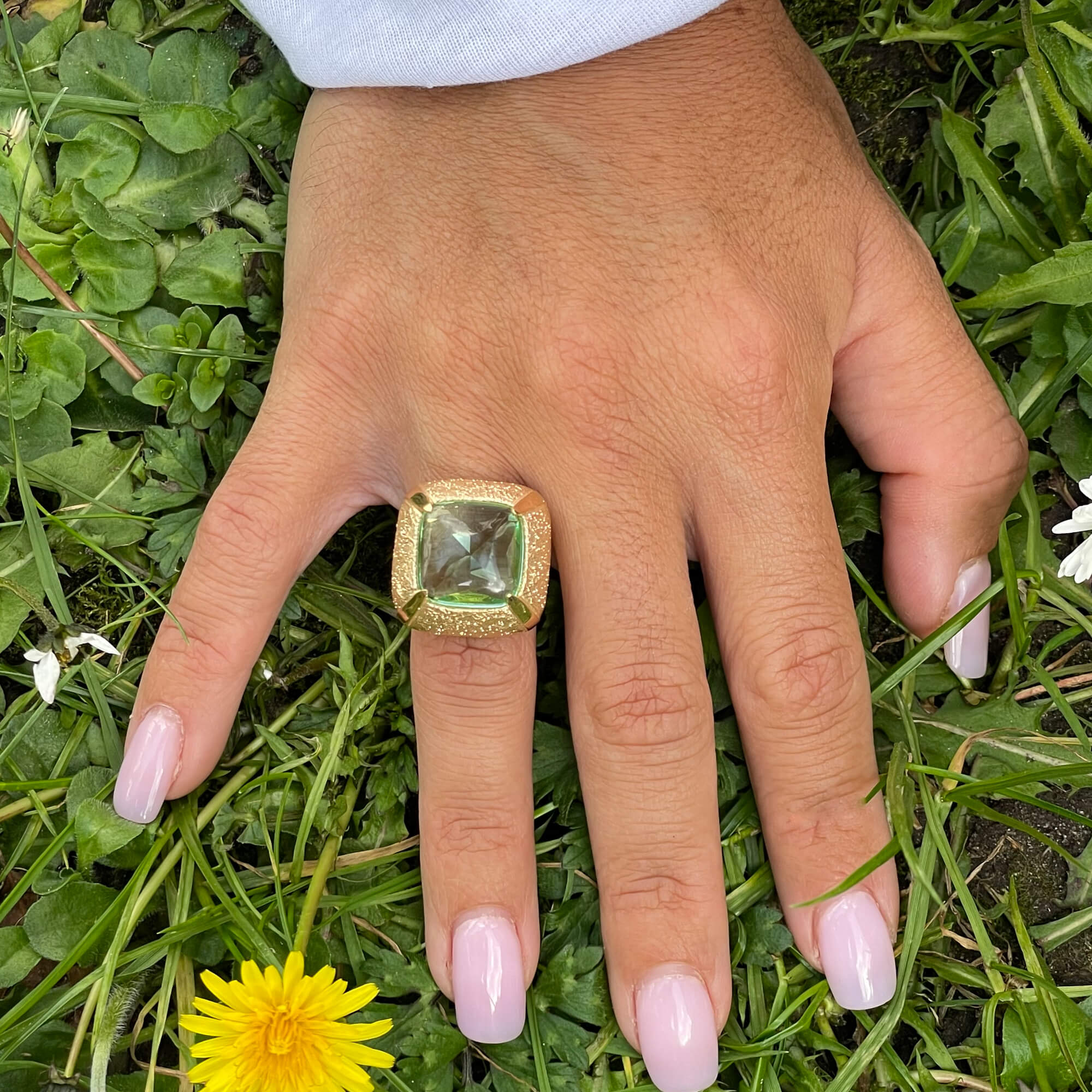 Gilded square-shaped ring with a green stone