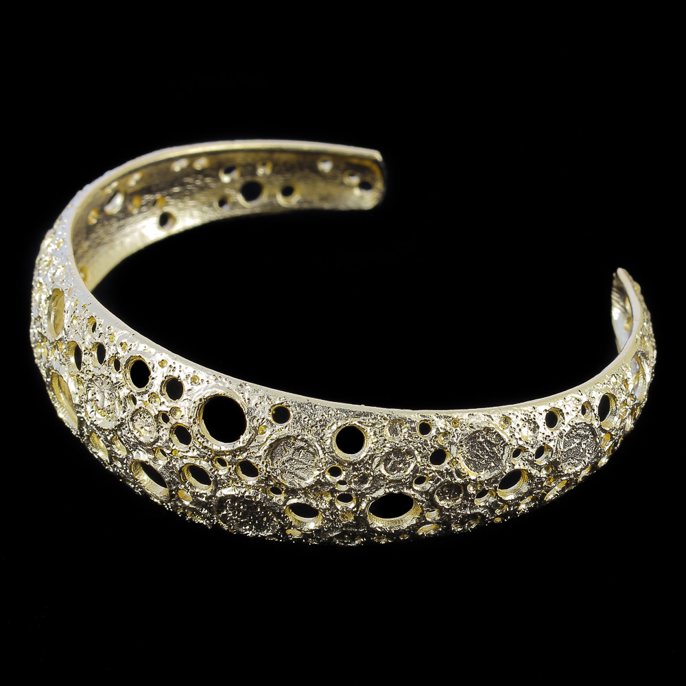 Narrow and gold-plated bracelet with crafted glare