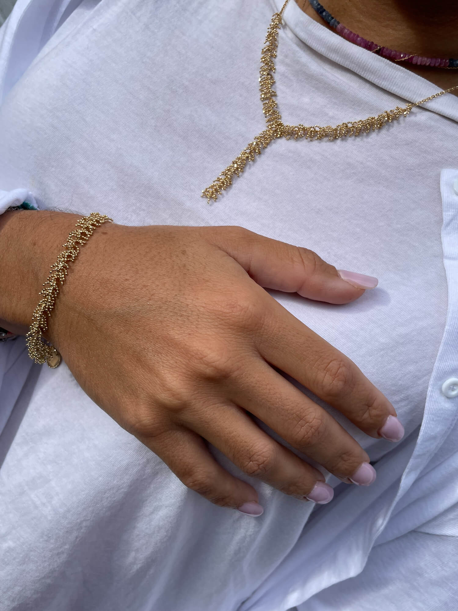 Wider bracelet with refined branches of 18ct gold