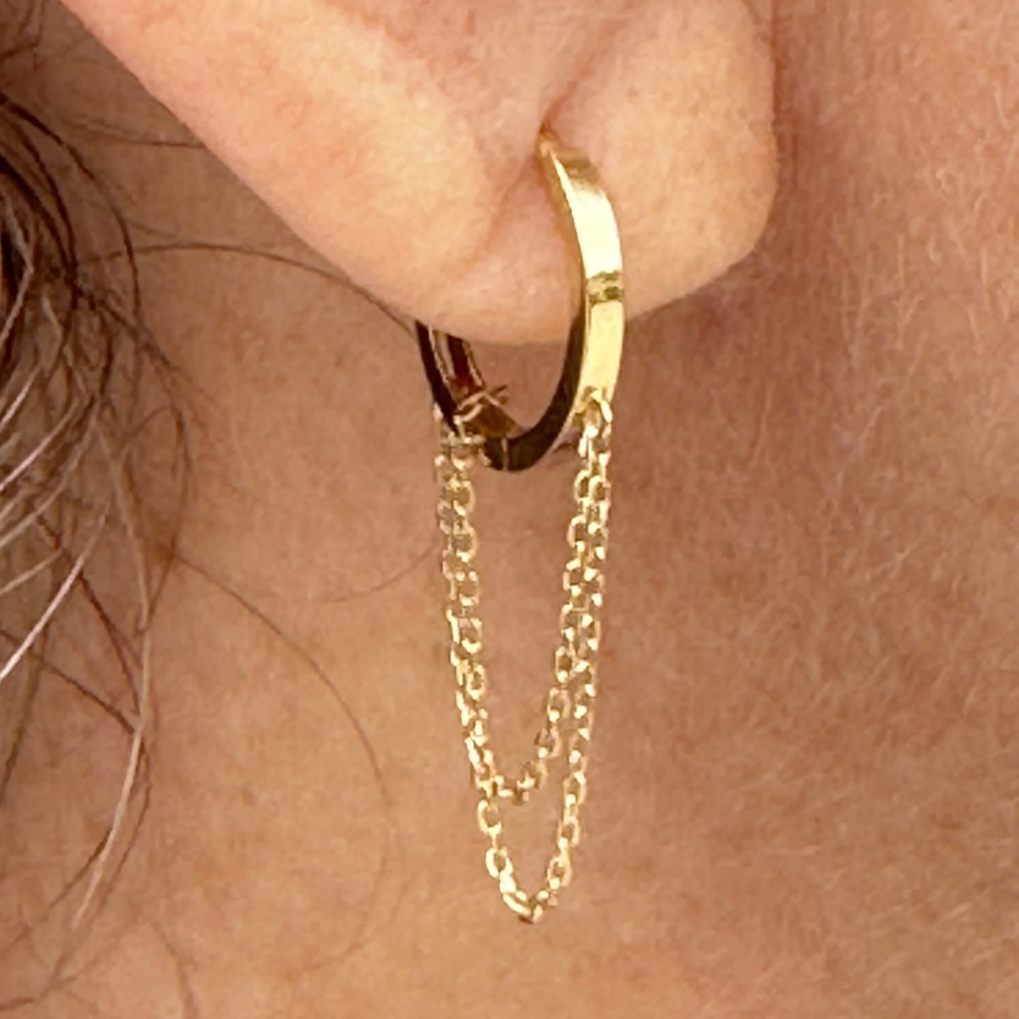 Boucle d'oreille créole dorée avec chaînes pendantes