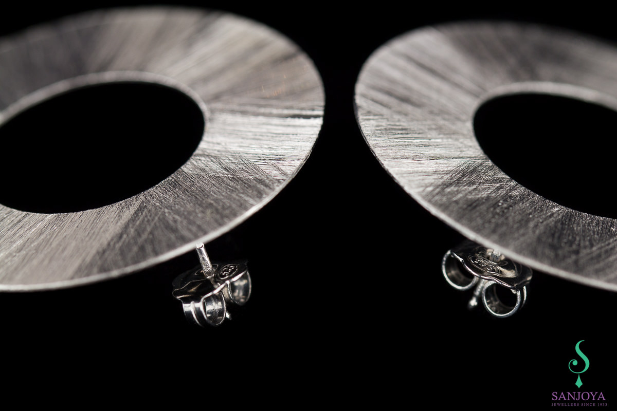 DI0916002 - Zilveren matte cirkelvormige oorbellen