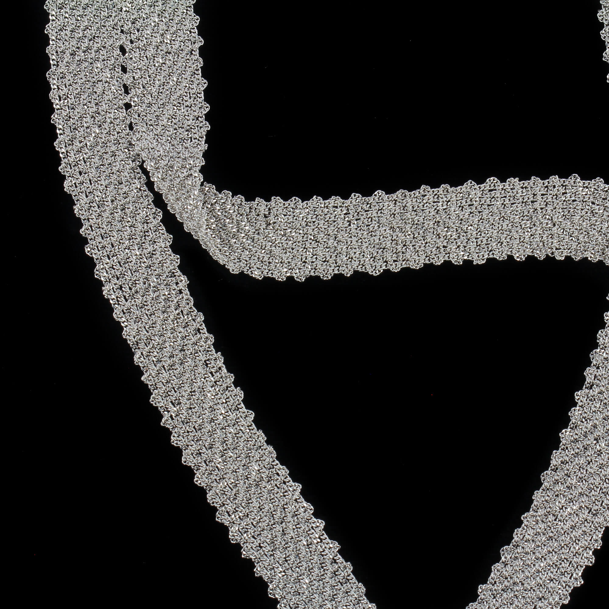 Silberner Schal aus ineinander verwobenen Ketten