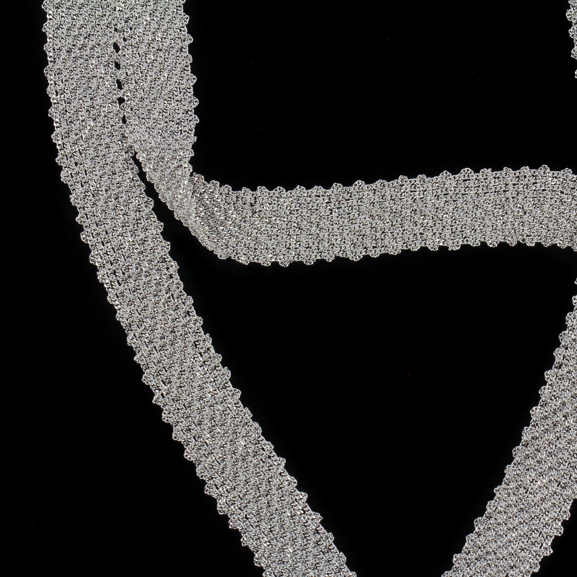 Silver scarf of interwoven chains