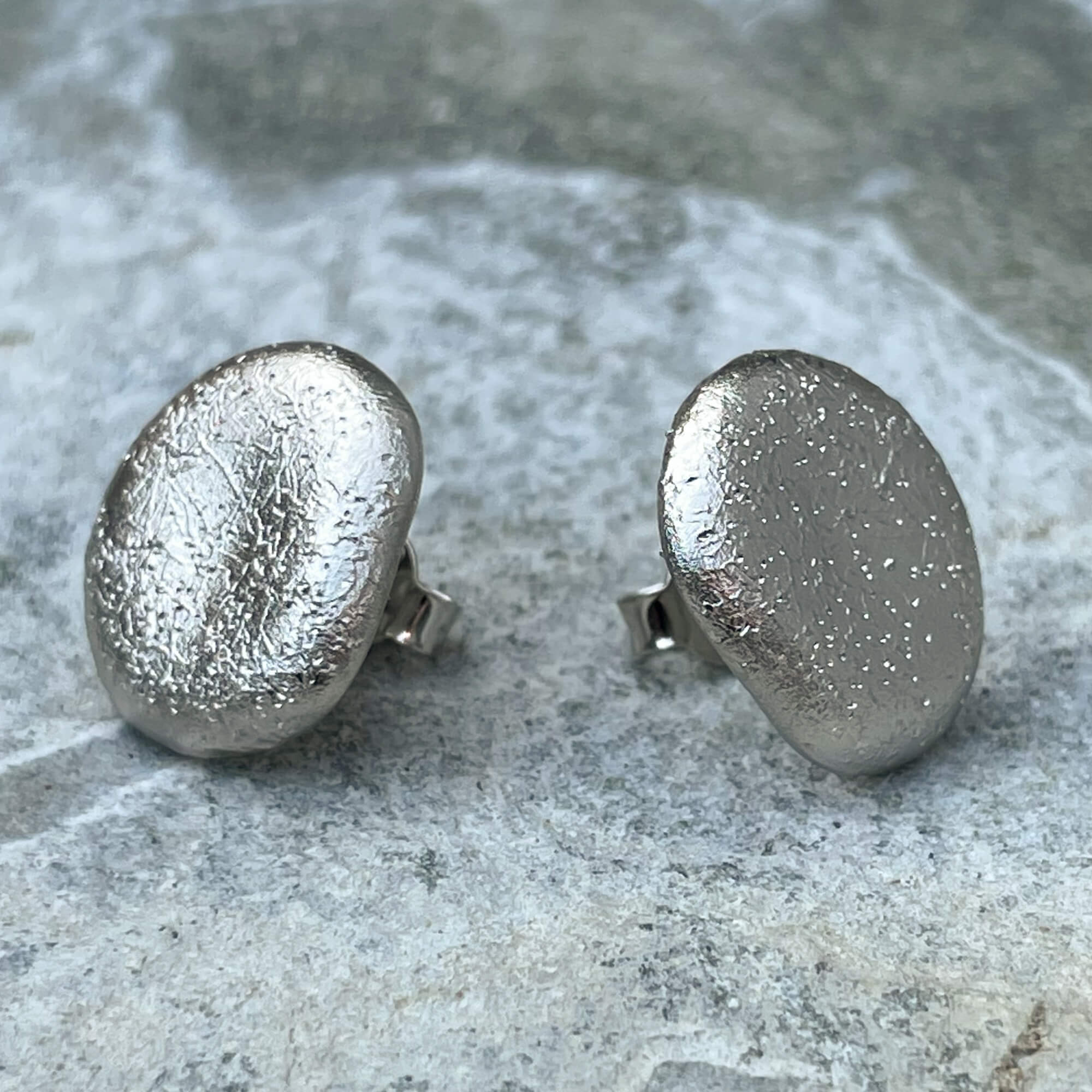 L1021021 - Zilveren kleine en ovaalvormige oorbellen, gediamanteerd
