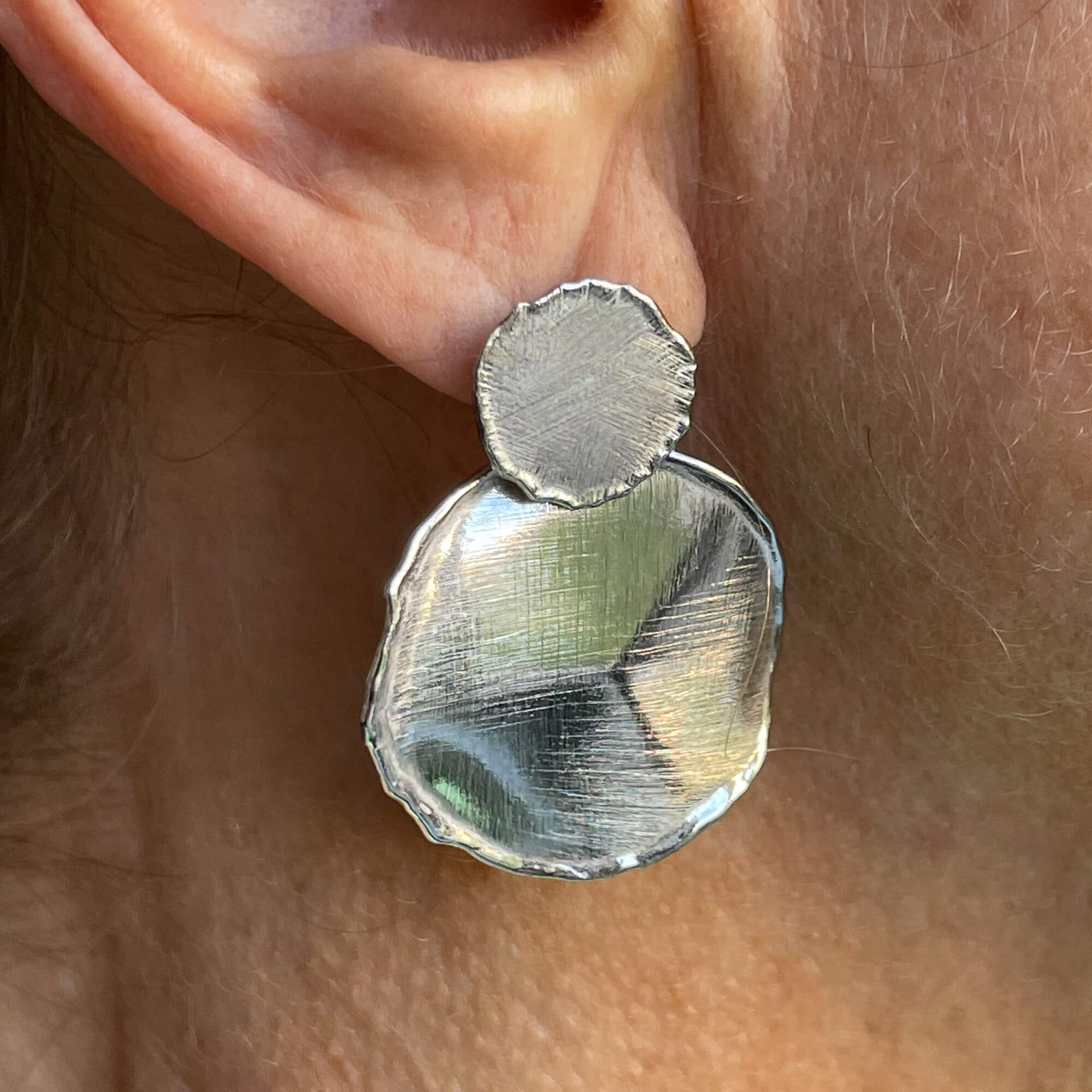 Silver. round and non-hammered earrings