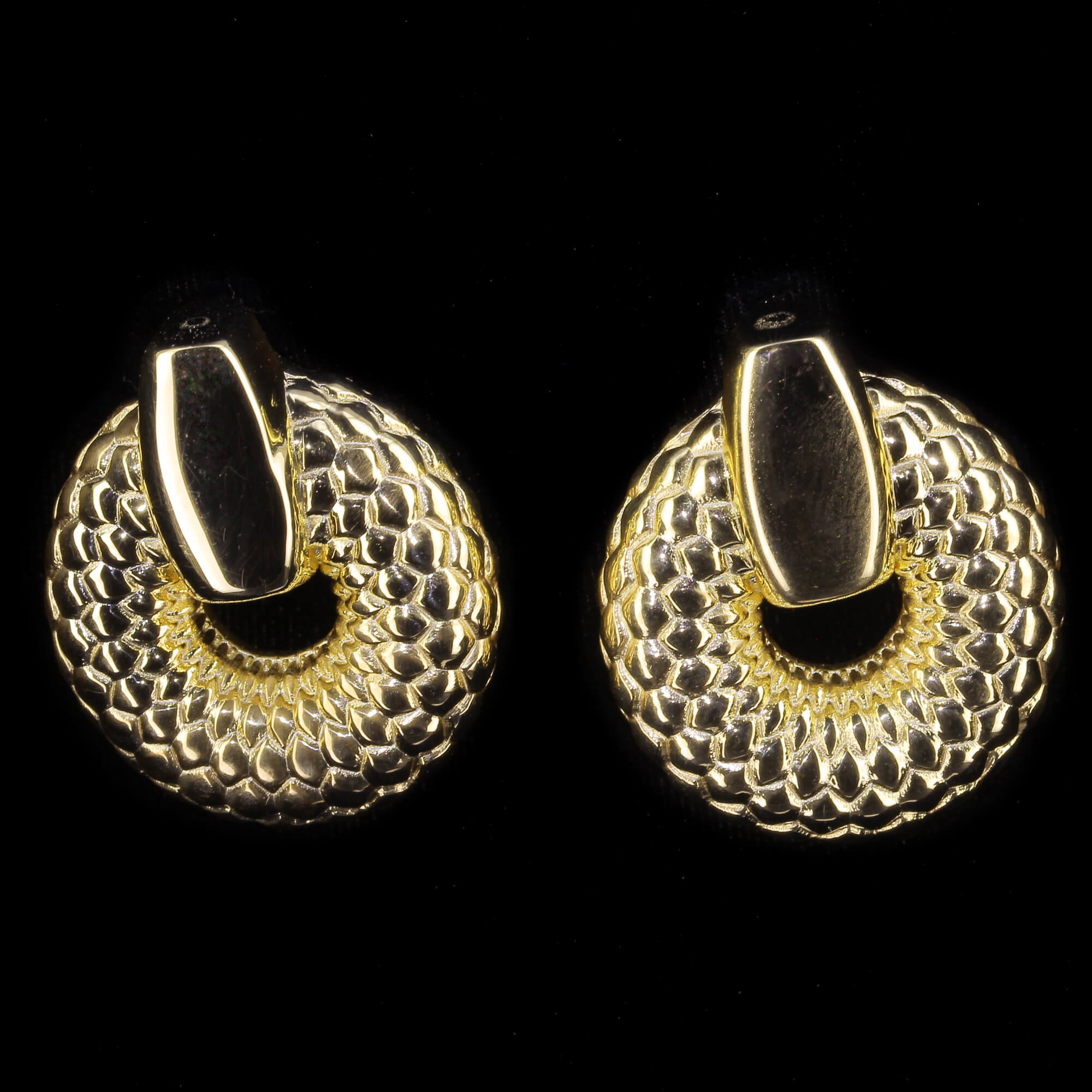 Crafted gold plated and round earrings