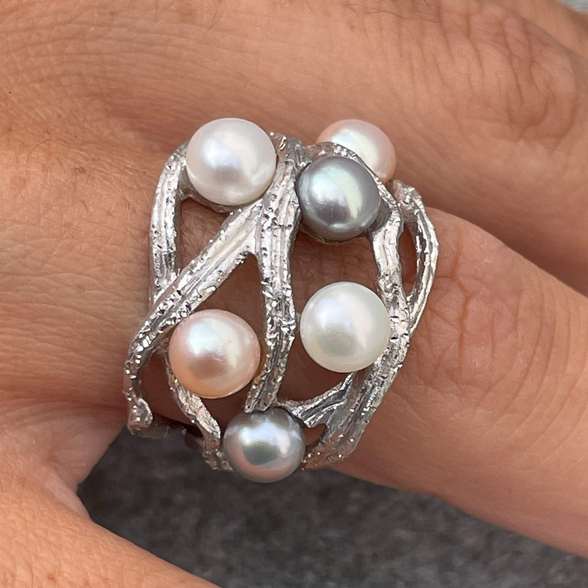 Magnificent ring with freshwater pearls made of 18kt white gold