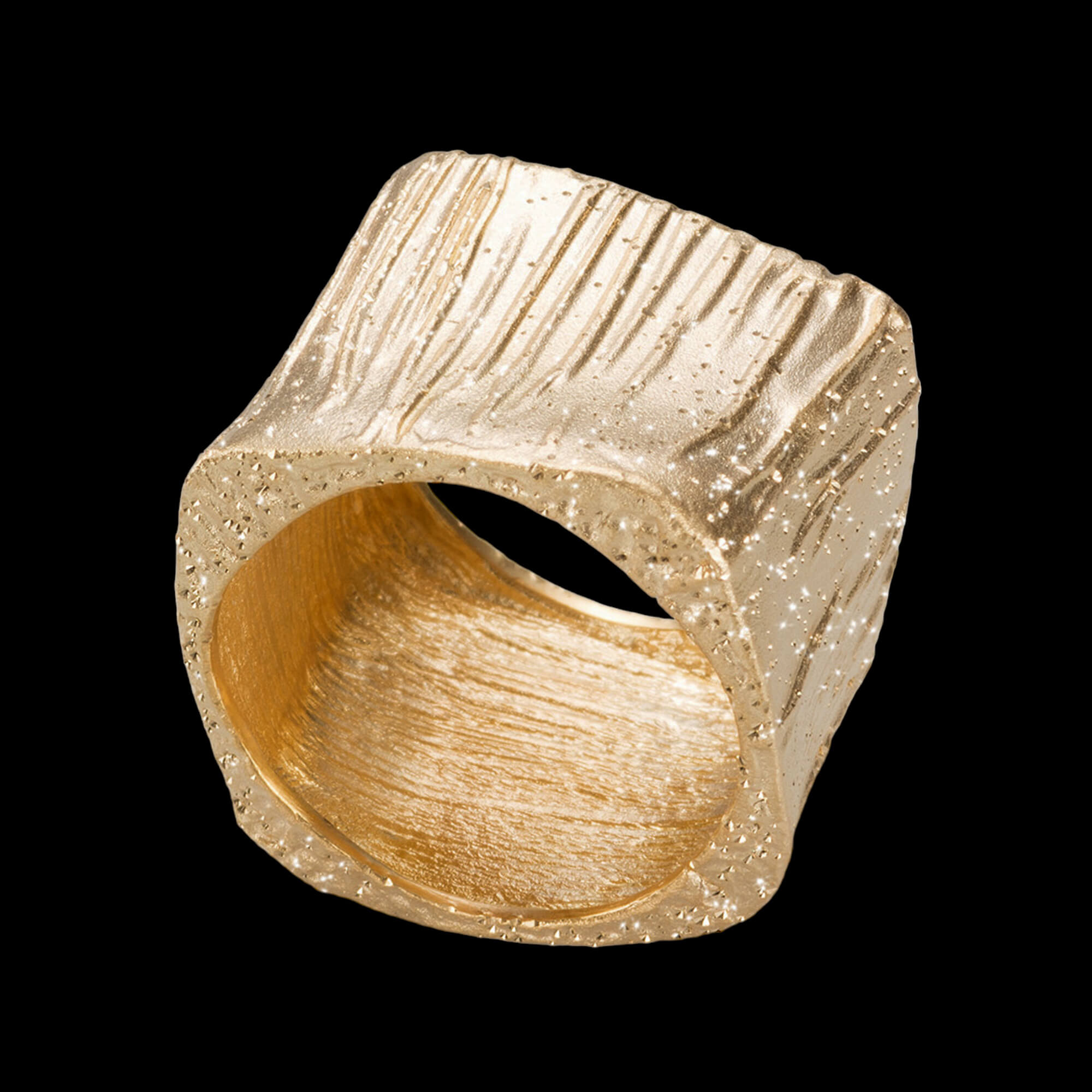 Vergulde ring vierkantvormig en gediamanteerd