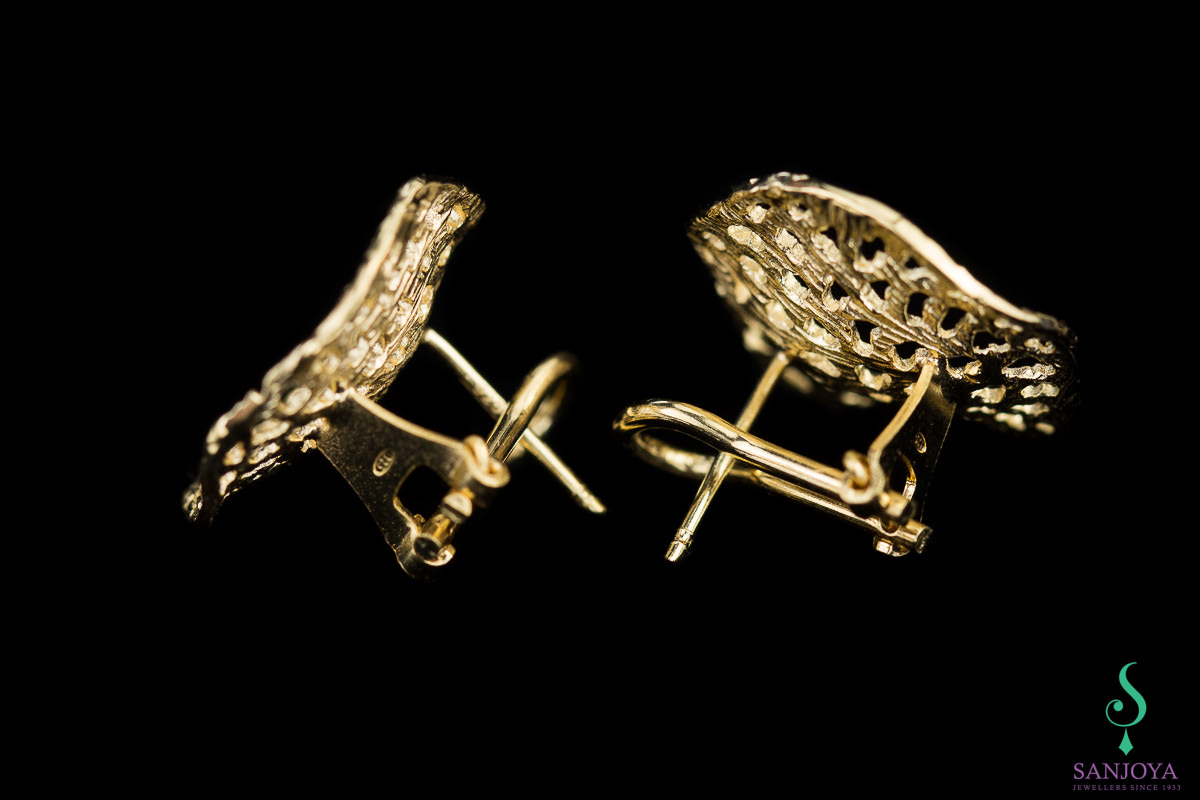 Refined gold plated earrings with glare